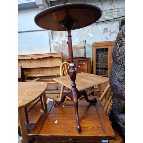 978 - An inlaid mahogany wine table.