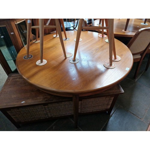 980 - A mid 20th century G Plan teak extending dining table and 6 chairs (2 x carver).