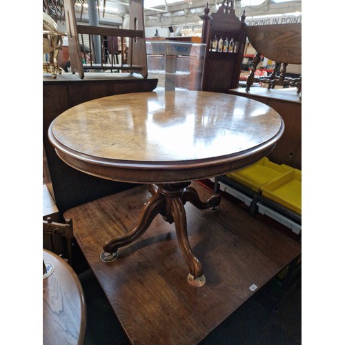 984 - A Victorian walnut loo table.