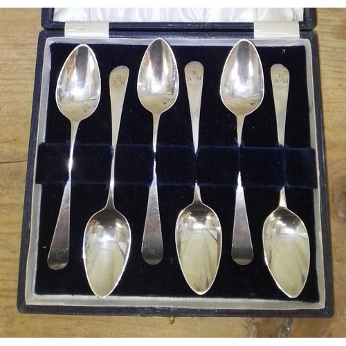 86 - A set of Georgian silver teaspoons, associated box.