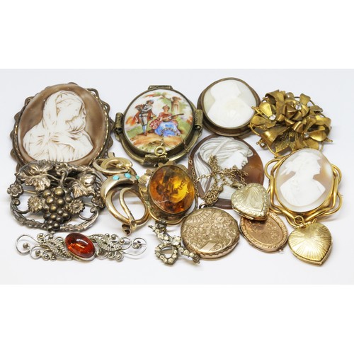 180 - Assorted jewellery comprising mainly yellow metal mounted brooches and lockets.