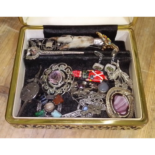 207 - Assorted vintage costume jewellery comprising Celtic, including silver etc.