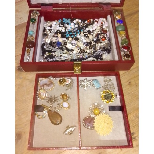 211 - A jewellery box and contents comprising mainly vintage costume jewellery, brooches, rings etc.