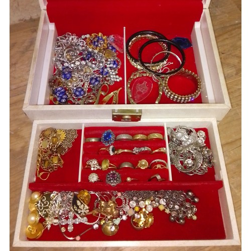 212 - A jewellery box and contents comprising mainly vintage costume jewellery, rings, bracelets etc.