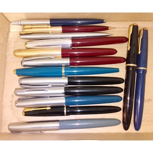 269 - A tray of vintage Parker pens and pencils including two fountain pens with 14K nibs.