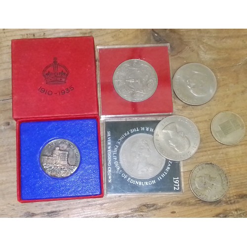 286 - Assorted coins including a 1935 commemorative medallion.