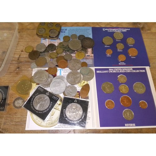 274 - A tub of assorted GB & world coins and 2 UK coin sets (1983,1984) to include a Victorian 1897 crown,... 