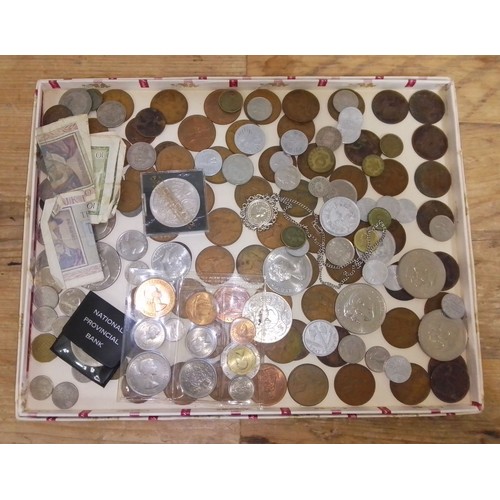 287 - A tray of assorted UK & world coins and banknotes to include commemorative coins etc.