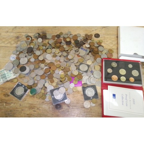 291 - A tray ofassorted UK and world coins and banknotes together with a 1995 UK proof coin set with certi... 