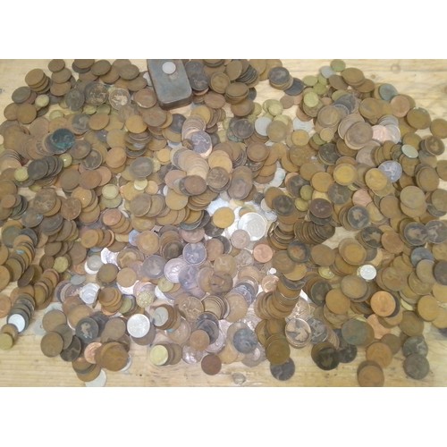 292 - A tub of assorted GB & world coins