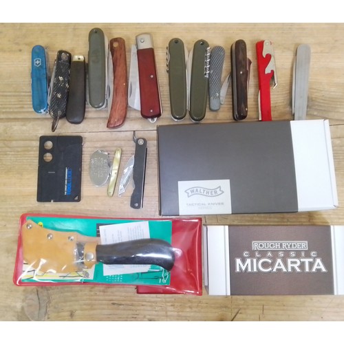 216 - A mixed lot of assorted penknives.