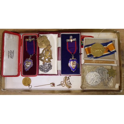 230 - Assorted medals including a WWI Victory medal, WWII medals, other medals including two silver etc. e... 