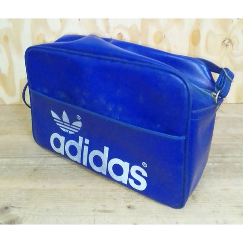 481 - A vintage Adidas blue sports bag.