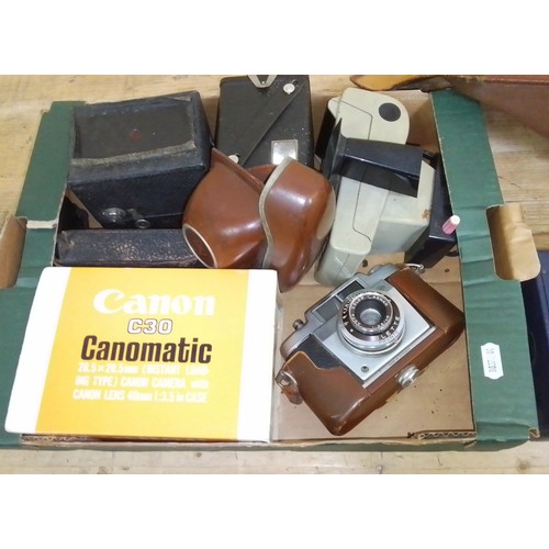 474 - A box of assorted vintage cameras to include a Kodak brownie flash II, Agfa, Polaroid, vest pocket K... 