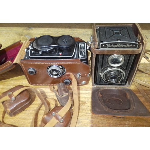 471 - A Rolleicord and a Voigtlander medium format cameras.