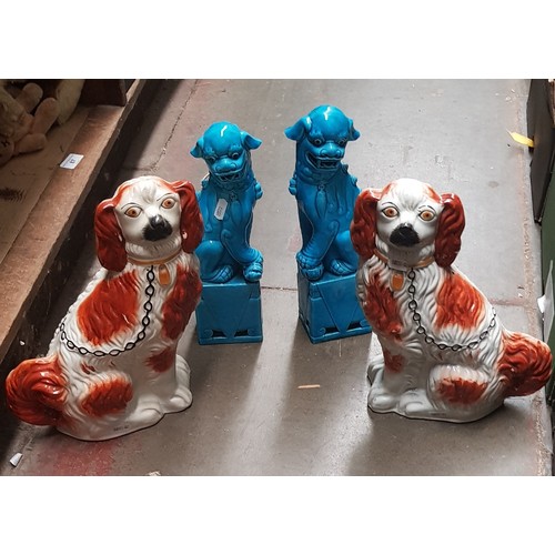 88 - 2 Staffordshire ceramic dogs (30cm), a pair of blue ceramic Dogs of Fo
