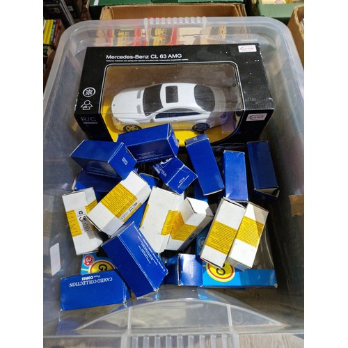 424 - A box of assorted boxed diecast vehicles to include 19 Corgi Cameo, one remote control Mercedes Benz... 