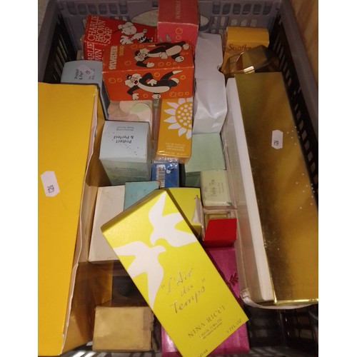 647 - A box of assorted vintage and modern perfumes/lotions.