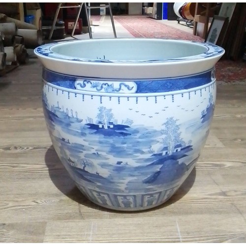 650 - A large Chinese porcelain blue and white fish bowl, height 33cm.