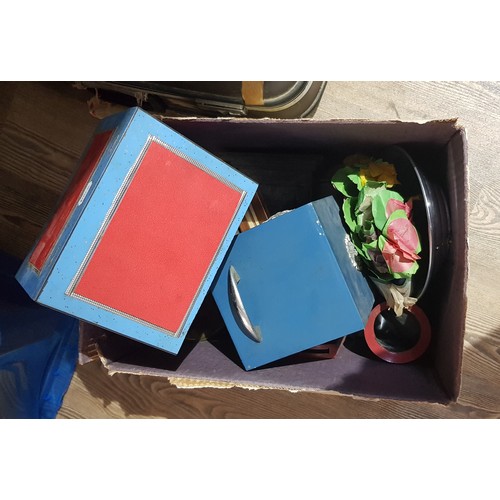 598 - A large collection of magician's equipment, tricks, accessories and books, from the estate of the la... 