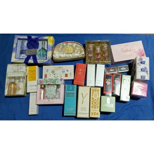 649 - A box of assorted vintage and modern perfumes/lotions/soaps/make-up.