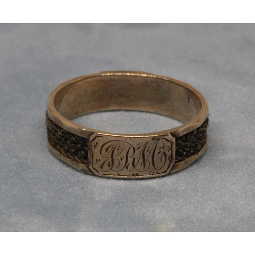 16 - A 19th century yellow metal and plaited hair mourning ring, unmarked, gross weight 1.4g, size L, wit... 