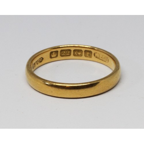 22 - A hallmarked 22ct gold wedding band, weight 3.4g, size L.