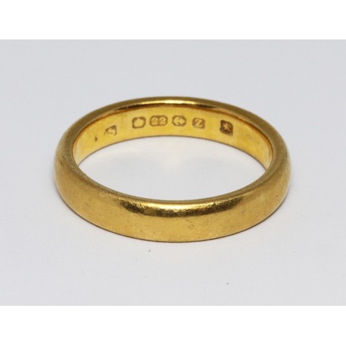 63 - A hallmarked 22ct gold wedding band, weight 6.2g, size M/N.