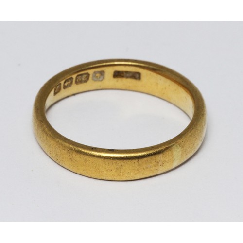 64 - A hallmarked 22ct gold wedding band, weight 4.2g, size J.