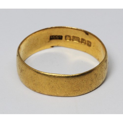 65 - A hallmarked 22ct gold wedding band, weight 3.6g, size N.