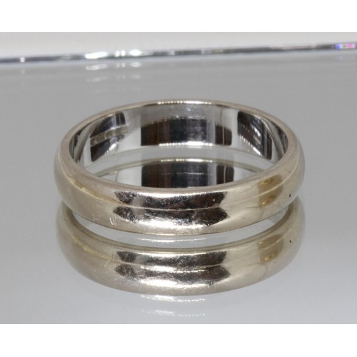 83 - A hallmarked 18ct gold wedding band, weight 4.4g, size O.