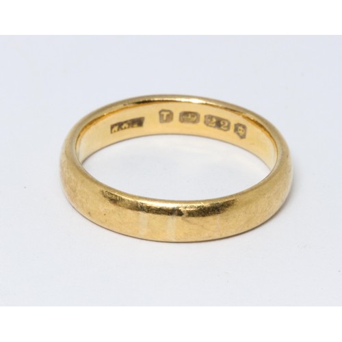 87 - A hallmarked 22ct gold wedding band, weight 6.1g, size O.