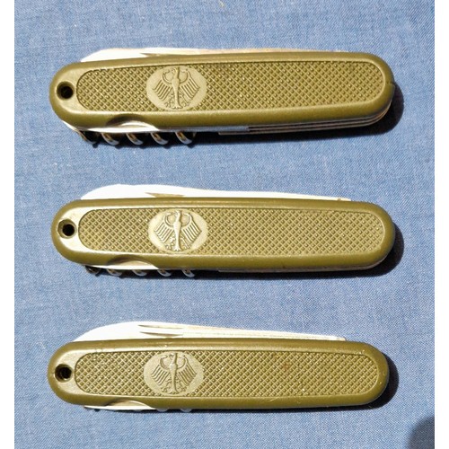 216 - A mixed lot of assorted penknives.