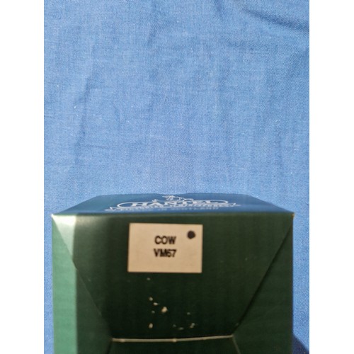 572 - A box of assorted Hantel Victorian Miniatures models.