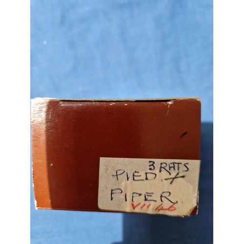 572 - A box of assorted Hantel Victorian Miniatures models.