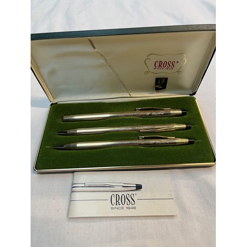 515 - Cross pen set in green case