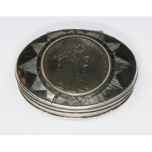 251 - An early 18th century double portrait snuff box, the silver inlaid tortoiseshell top with impressed ... 