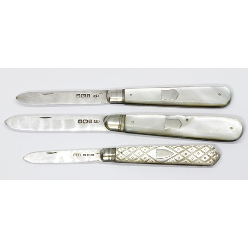 240 - Three mother of pearl handled hallmarked silver fruit knives, one with quilted handle, lengths 12cm ... 