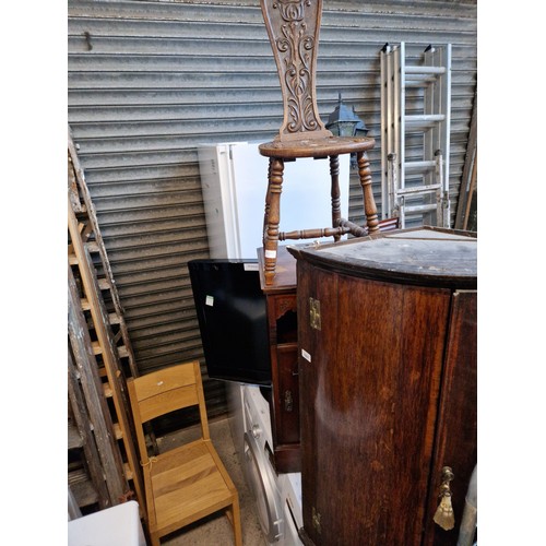 1091 - A mixed lot comprising Georgian oak corner cabinet, carved oak spinning chair, a mahogany bedside ca... 