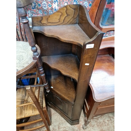 1093 - An oak corner cabinet.