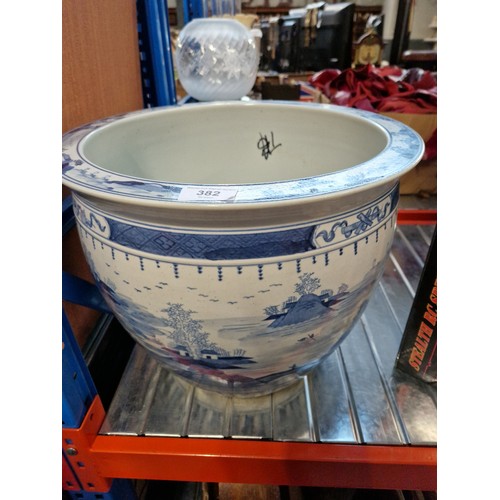 382 - A large Chinese porcelain blue and white fish bowl, height 33cm.