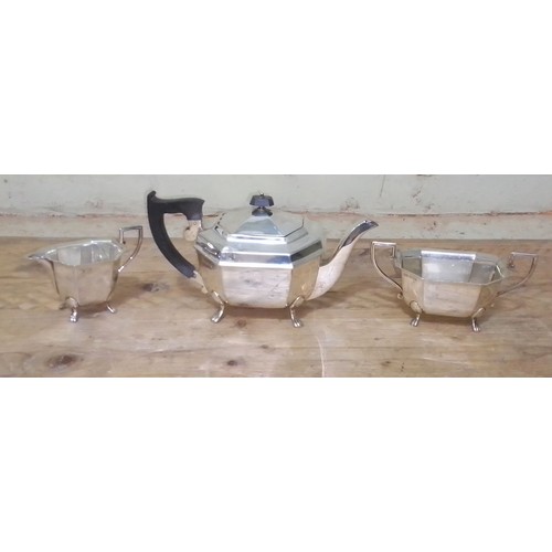 266 - A George VI three piece hallmarked silver tea service, Viner's, Sheffield 1945, gross weight 29.5ozt... 