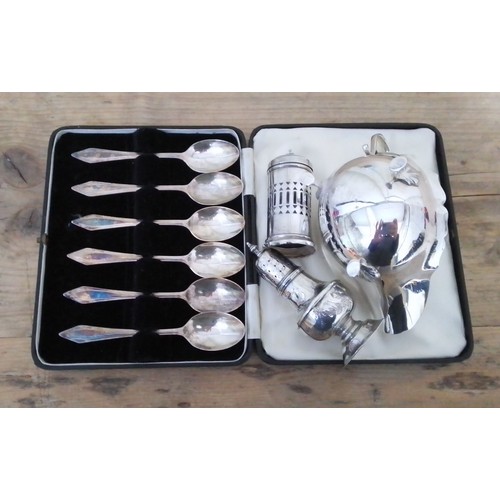 286 - Assorted hallmarked silver comprising a sauce boat, a cased set of teaspoons and two pepper pots.