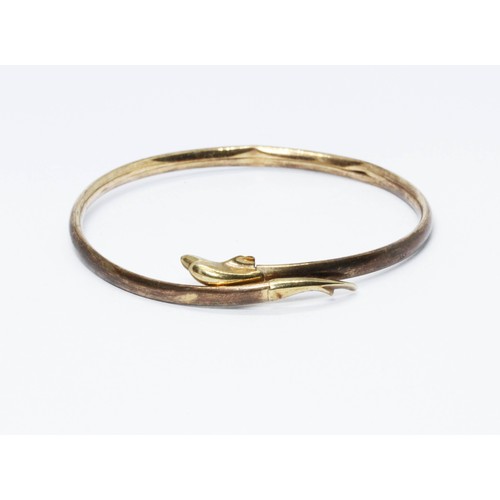 424 - A hallmarked 9ct gold dolphin bangle, weight 5.5g.