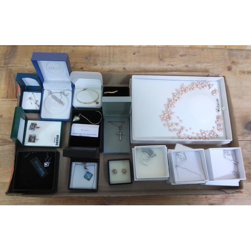 372 - Assorted boxed silver jewellery.