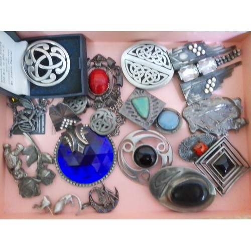 358 - A tray of assorted vintage jewellery comprising mainly pewter and Celtic style etc.