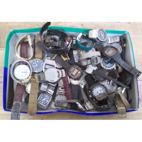 385 - A tray of assorted vintage and modern watches including digital etc.