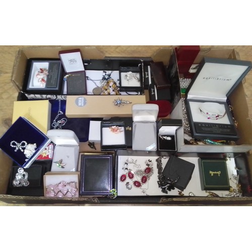 346 - A box of assorted costume jewellery.