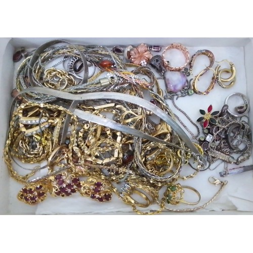 344 - A tray of assorted mainly gold plated costume jewellery, also including a pair of earrings marked '9... 