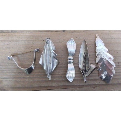 401 - A group of five Modernist and Scandinavian style silver brooches including Handarbeit, COF, etc.